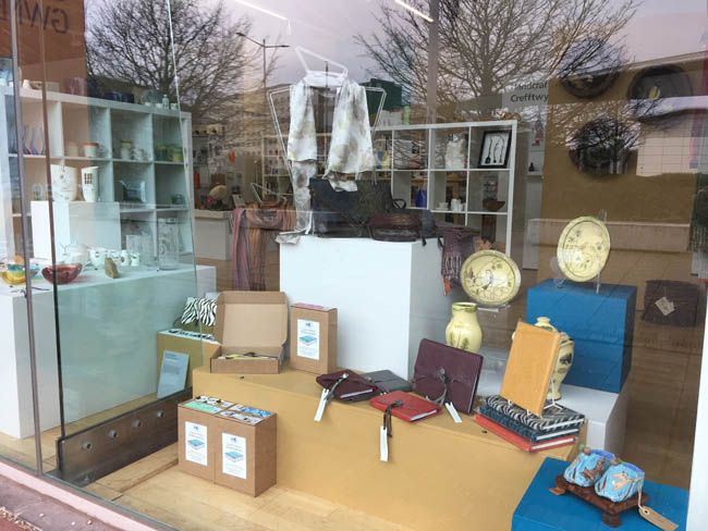 MakersWales's tweet photo. We have redone our window displays, so you can enjoy a new 'view' of a wonderful range work by our talented guild members! If anything catches your eye, please contact us on admin@makersguildinwales.org.uk
@clairecawte @alisonmoger @Sianodoherty #MargaretBrampton #LyndaShell https://t.co/WbHB4NQWW5