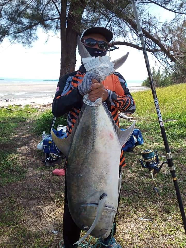 joranpancing's tweet photo. Kenangan Sidi Gambus bersama team bersama hasil tangkapan di Pantai Tanjung Aru Nelayan Labuan menjelang awal 2021. Ambil aura 2021 katanya. https://t.co/BIzKDLubQr