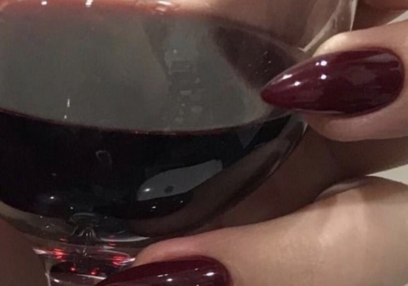 redsmoothiegirl's tweet image. 𝐁𝐄𝐂𝐎𝐌𝐄 𝐀 𝐑𝐄𝐃 𝐒𝐌𝐎𝐎𝐓𝐇𝐈𝐄 𝐆𝐈𝐑𝐋 🍒:

the cherry emoji of a green juice girl she’s the balance between cherry wine &amp;amp; red smoothies, morning workouts &amp;amp; nights partying, wellness &amp;amp; recklessness, she lives on the edge but takes her morning vitamins, charismatic