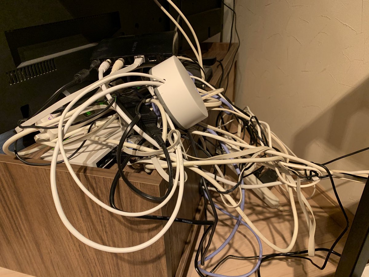 ステイホームなので、懸案事項だったテレビ裏の配線問題に着手しました。やっと取り掛かれる…!なんとかスッキリさせたいな。 https://t.co/G7pZMe3rPy
