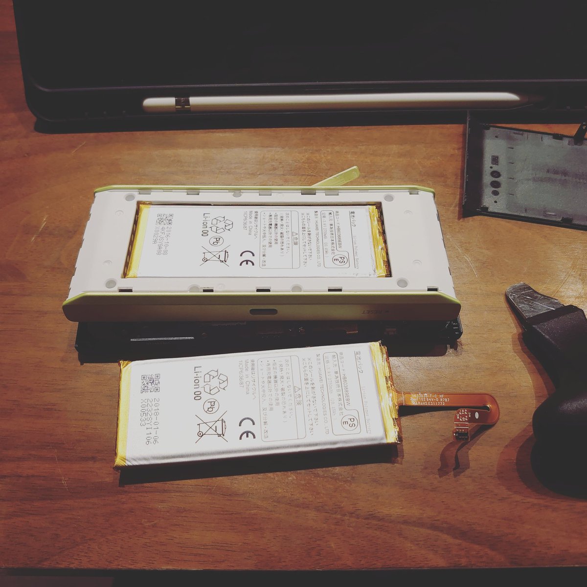 sasatoru's tweet photo. モバイルルーターW05のバッテリー交換した。
昨年、コロナ流行りそうなときに、自宅を固定回線に切り替えたあと、家に転がってたこのルーターを楽天モバイルのSIMカードが1年タダで使えると言うことで、復活させてみた。
2～3時間しかもたなかったけど、バッテリー交換したらどのくらい良くなるかなー https://t.co/JtsDBQuTqp
