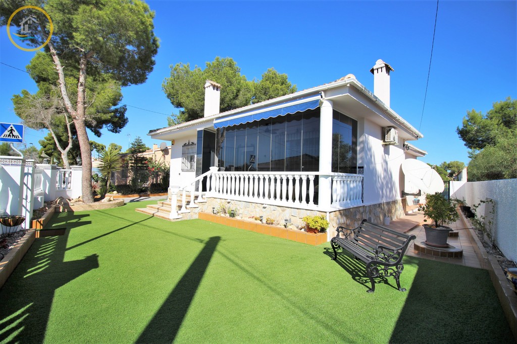 FindersSpanish's tweet photo. 👌Immaculate Detached Villa – 345,000€ - Ref. CVV021 – Pinar de Campoverde (Costa Blanca) – 1,182m² Plot - 147m² Build - 4 Bed - 2 Bath - Private Swimming Pool - Views. 
🎥VIDEO TOUR: https://t.co/E8qaCFJMeN
🏠More Details: https://t.co/hBkiH3XaIF 
✉️ info@spanishhomefinders.com https://t.co/0soWXz6Zbf