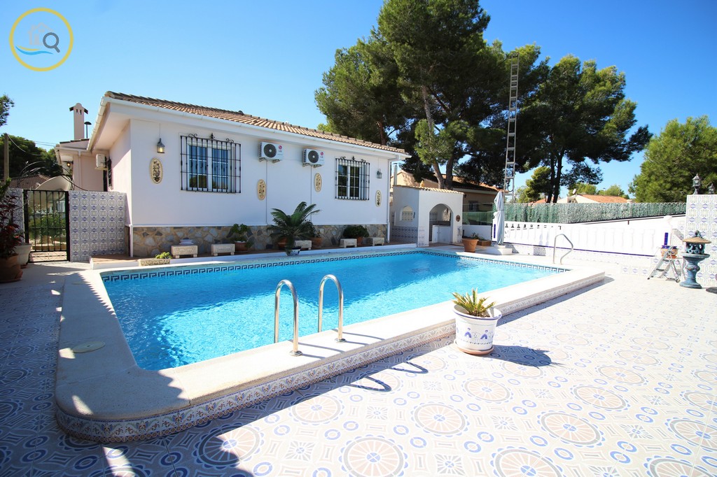 FindersSpanish's tweet photo. 👌Immaculate Detached Villa – 345,000€ - Ref. CVV021 – Pinar de Campoverde (Costa Blanca) – 1,182m² Plot - 147m² Build - 4 Bed - 2 Bath - Private Swimming Pool - Views. 
🎥VIDEO TOUR: https://t.co/E8qaCFJMeN
🏠More Details: https://t.co/hBkiH3XaIF 
✉️ info@spanishhomefinders.com https://t.co/0soWXz6Zbf