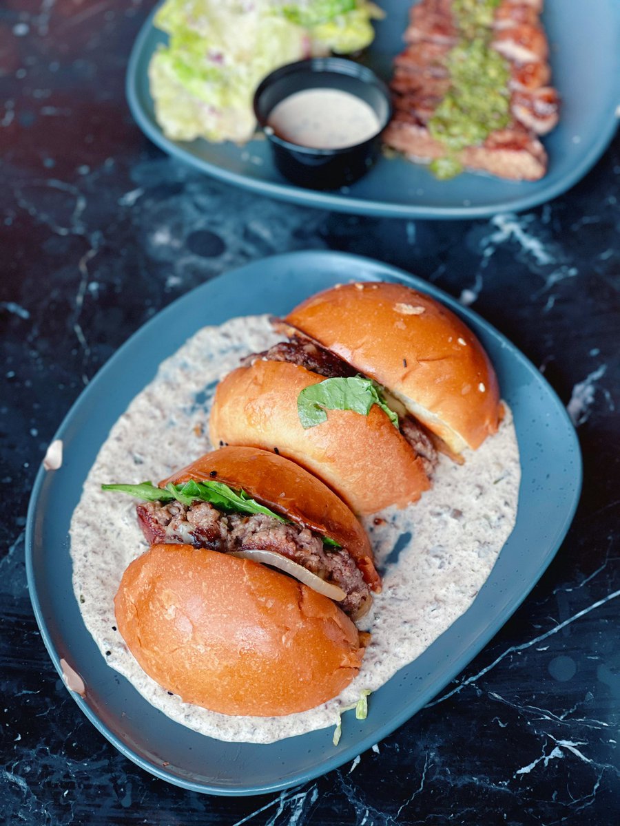 A7479A's tweet image. الغداء المختلف اللذيذ 🤩🤍

في : واقيو | @Wagyu_burger 🤍

زيارتي هالمرة لتجربة الاصناف الجديدة 👌🏻
ترفل برجر 🍔 ريب آي واقيو 🥩
تندرليون ساندو 🥩 بريسكت ساندو 🥩
كل صنف يقول لـ الثاني انا الذ 🤤👌🏻
 الفرع الجديد بـ واجهة الرياض 📍
افراد و عوائل جلسات داخلية وخارجية 👨‍👩‍👦‍👦