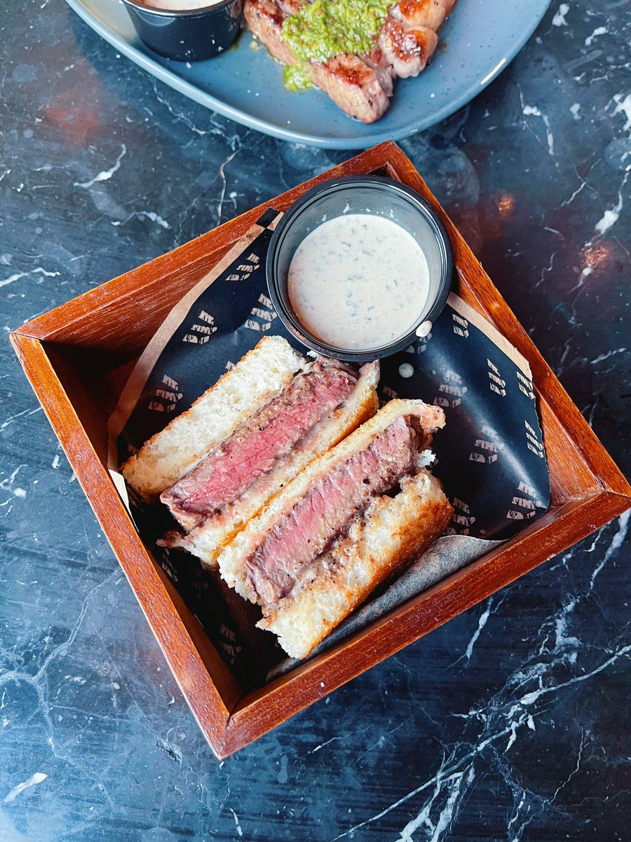 A7479A's tweet image. الغداء المختلف اللذيذ 🤩🤍

في : واقيو | @Wagyu_burger 🤍

زيارتي هالمرة لتجربة الاصناف الجديدة 👌🏻
ترفل برجر 🍔 ريب آي واقيو 🥩
تندرليون ساندو 🥩 بريسكت ساندو 🥩
كل صنف يقول لـ الثاني انا الذ 🤤👌🏻
 الفرع الجديد بـ واجهة الرياض 📍
افراد و عوائل جلسات داخلية وخارجية 👨‍👩‍👦‍👦