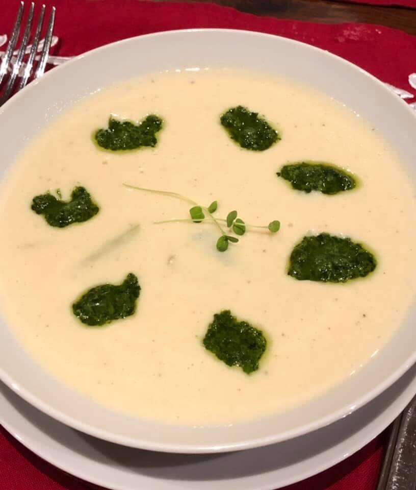 PennyJBarr's tweet photo. What a fine box of goodies for last night’s Burgundy-themed dinner from @HOME__X My #stardish is the superb Potage Parmentier - savoury, smoky, leeky, lovely! 🥣 Great fun preparing it all too - like having your own sous-chef to do all the fiddly bits! 🧑🍳
#eatlocal #Edinburgh https://t.co/0IwDkXl8xG