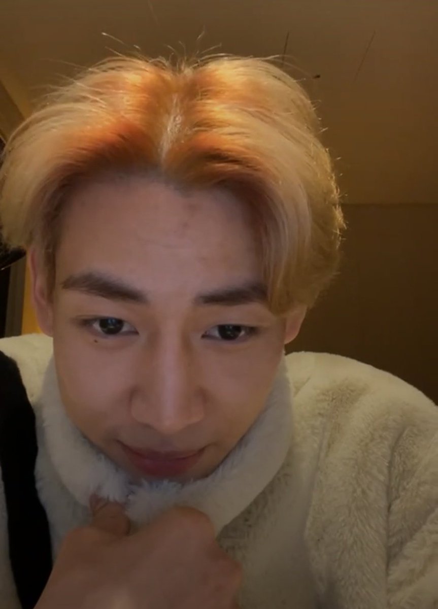 doublebeom's tweet photo. u ever just cry                        then he goes
over bambam                         like this https://t.co/0hybTv5BMR