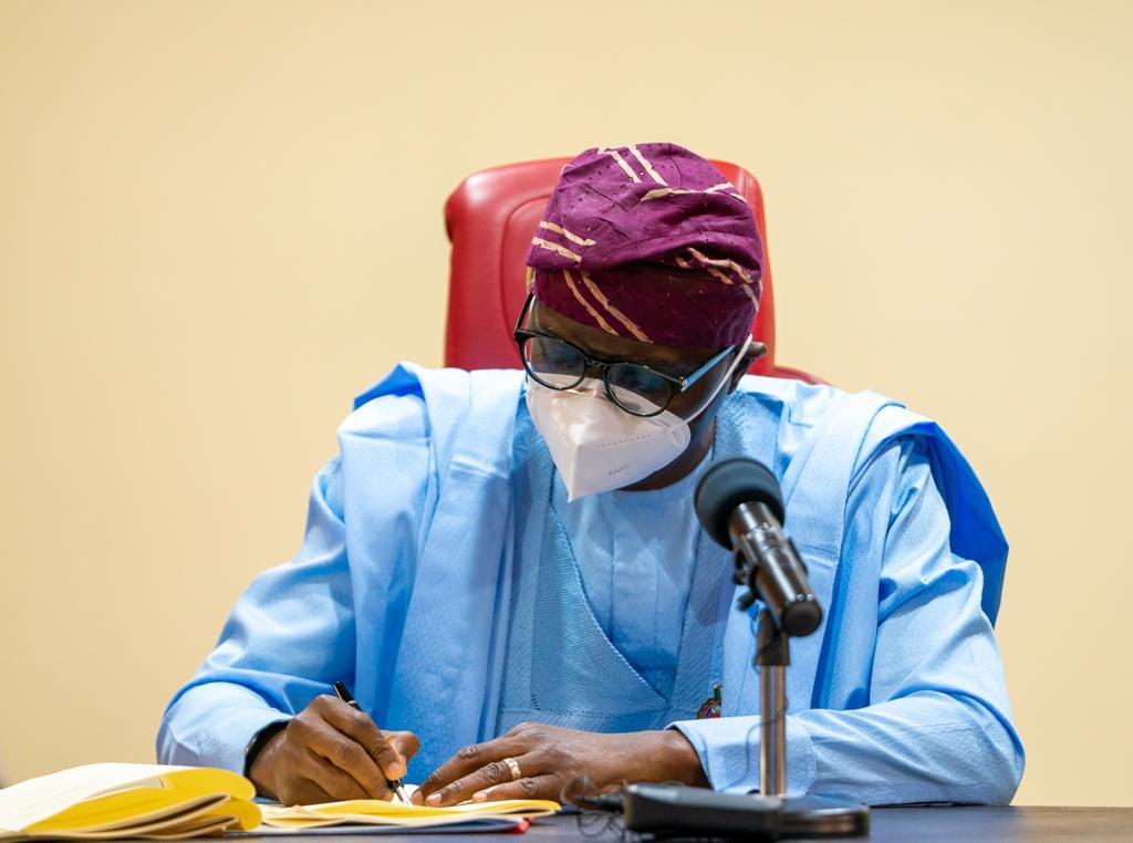 Gboyega Akosile (@gboyegaakosile) on Twitter photo Breaking: Gov <a href="/jidesanwoolu/">Babajide Sanwo-Olu</a> has extended work from home order for civil servants on Grade Level 14 and below from Monday January 18 to February 1. A circular by @HMOKUNOLA1 Stated that decision was taken by the Gov to successfully curtail the spread of the #COVID19 in the State. Breaking: Gov <a href="/jidesanwoolu/">Babajide Sanwo-Olu</a> has extended work from home order for civil servants on Grade Level 14 and below from Monday January 18 to February 1. A circular by @HMOKUNOLA1 Stated that decision was taken by the Gov to successfully curtail the spread of the #COVID19 in the State.