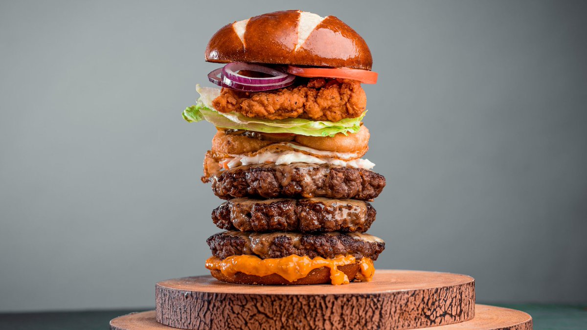 EssodPhoto's tweet image. How it started vs how it finished. Ngl, I’ve been doing this a while but it still surprises me how different things always look by the time I’m done with post production.