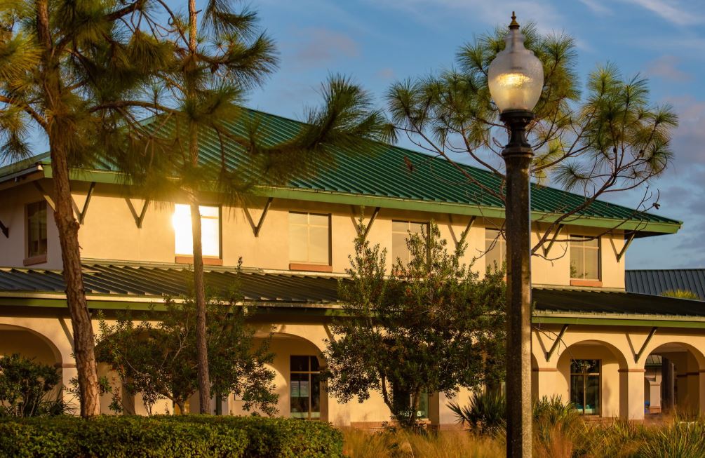 fgcu's tweet photo. Good morning, #Eagles! #HowardHall #campusviews #sunrise https://t.co/qOwRpqcDCC