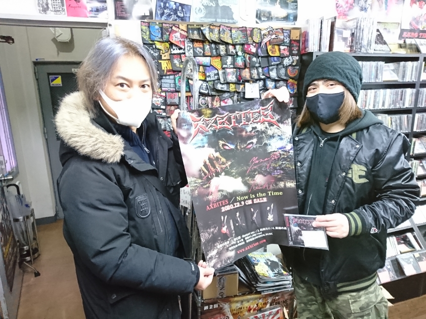 SAMUSIC38125838's tweet photo. AXBITES のお二人、YAMA-Bさん、Antonさんご来店！やっぱりこのお二方が揃うとマニアックな話がガンガン飛び出し楽しい時間でした。ポスターにはIZOさんとTSUIさんのサインもいただき感謝！「NOW IS THE TIME」CDも特典付きで好評販売中です！！ https://t.co/RQ53Z4GEwd
