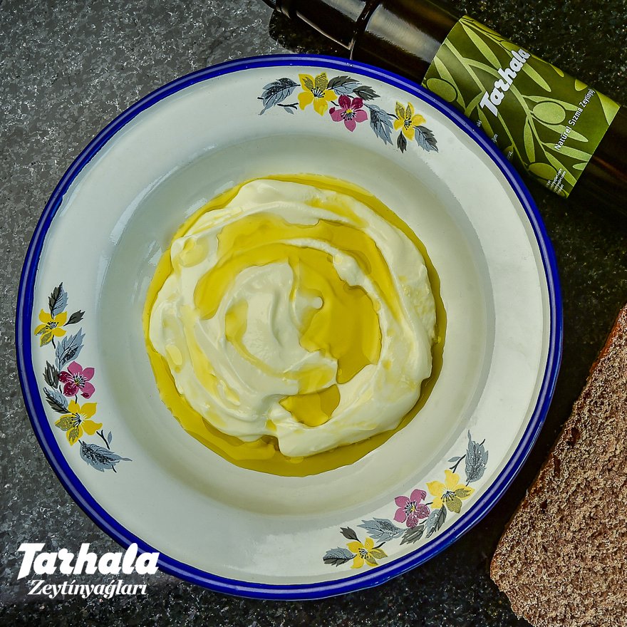 tarhalazeytin's tweet photo. Evde ne varsa tarifi 😀
Erken hasat zeytinyağının tadına varmanın en keyifli yolu.
Tarhalalı Fatmolla'nın emaye tabağına yoğurt konur, üzerine erken hasat zeytinyağı dökülür ve yenir. Dileyen çörek otu da ekleyebilir. 
#zeytin #zeytinyağı #erkenhasat #evoo https://t.co/KMXiuXV8Lg
