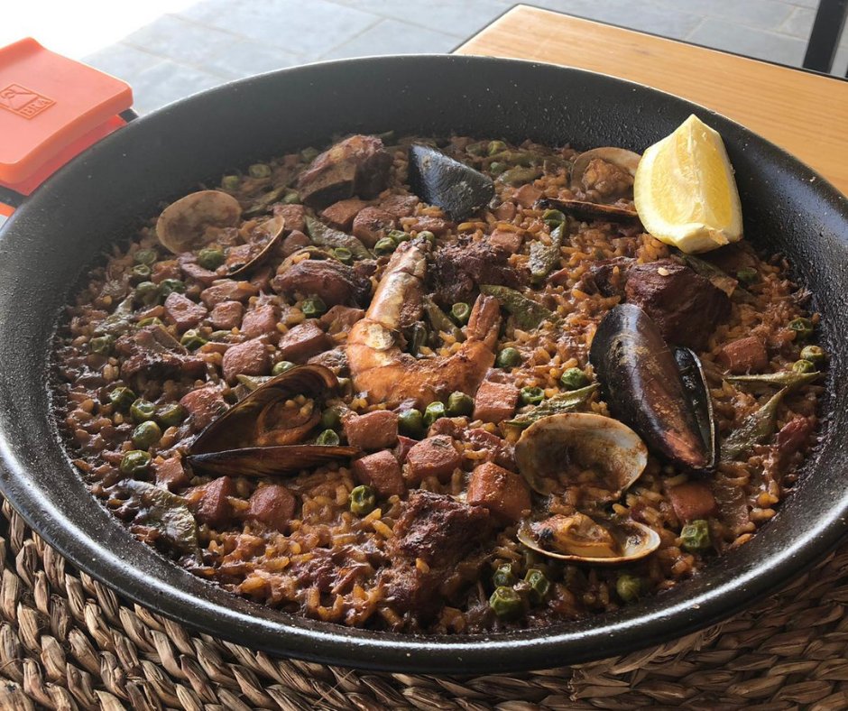 gruparenal's tweet photo. Paella de mar y montaña 😋 ¡Cada fin de semana te esperan en Arenal y Xup,Xup una gran variedad de arroces! Disfruta de cada mordisco en frente de la playa de la Barceloneta 🌊

#Barceloneta #GrupArenal #ArenalRestaurant #XupXupRestaurant #comidamediterranea #paella #marymontana https://t.co/P94BQMFr2Q