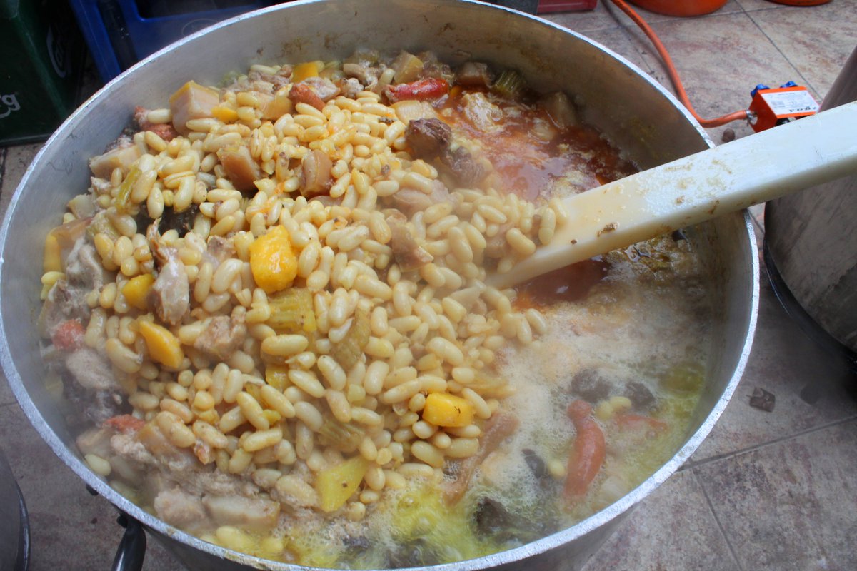 tastaldaci's tweet photo. Panets, rotllos o coques. Arròs al forn rossejat, fesolada... Demà arriba #SantAntoni. No podrem fer germanor al voltant d'una foguera, però el menjar típic no hi pot faltar. 

Volem saber quin menjar tradicional teniu per Sant Antoni del porquet. 🐖 Ens ho conteu? https://t.co/o4KPfHZ2U3