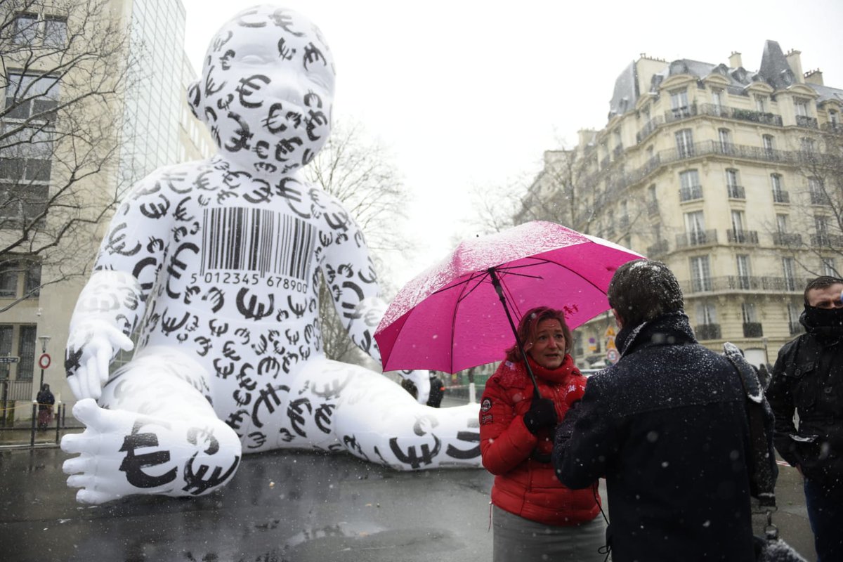 SyndicatFamille's tweet photo. #Ludo : "Ce bébé géant recouvert de codes-barres montre que le #PJLBioéthique est immensément problématique sur les plans humains et éthiques. Il ouvrirait la France à la marchandisation humaine." 
STOP #PMAsansPère STOP #GPA NON au #BébéSurCommande https://t.co/lNavfF1cFb
