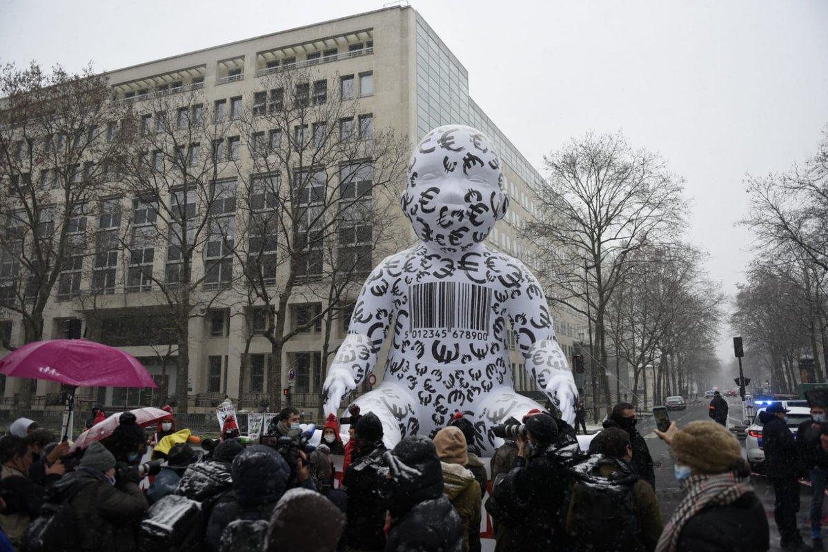 SyndicatFamille's tweet photo. #Ludo : "Ce bébé géant recouvert de codes-barres montre que le #PJLBioéthique est immensément problématique sur les plans humains et éthiques. Il ouvrirait la France à la marchandisation humaine." 
STOP #PMAsansPère STOP #GPA NON au #BébéSurCommande https://t.co/lNavfF1cFb