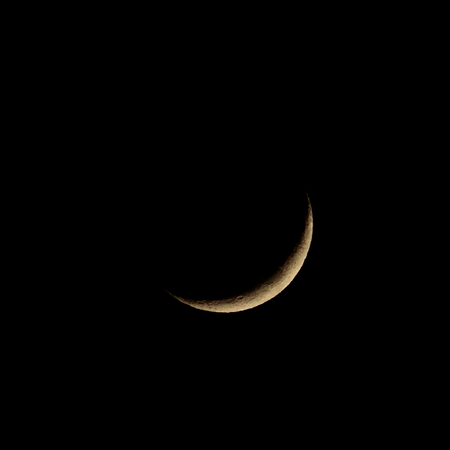 hoshihakase's tweet photo. 土曜の夜。細い月が、ゆっくり沈んで行きました。これからは、星たちの時間です。
明日も共通試験の受験生のみなさんも、私と同じようにお仕事だったみなさんも、そして、休日を過ごしたみなさんも、今夜は窓を開けて、星をご覧になって一息つきませんか？ https://t.co/o5DqOQDOOX