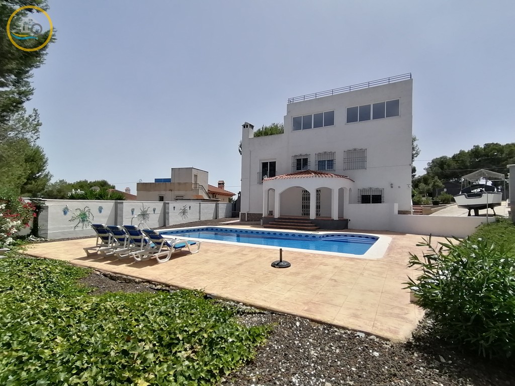 FindersSpanish's tweet photo. ✨399,000€✨8 BED DETACHED VILLA with a 415m² build &amp; 1,276m² Garden - Private Swimming Pool - Ref. CVV034 – Pinar de Campoverde (Alicante - Costa Blanca) - 2 Lounges – 2 Kitchens – Gym - Views
🎥VIDEO TOUR: https://t.co/Pf4xcB0PWx
🏠More Details: https://t.co/AUaDSDwk1z https://t.co/1zkq59bCHh