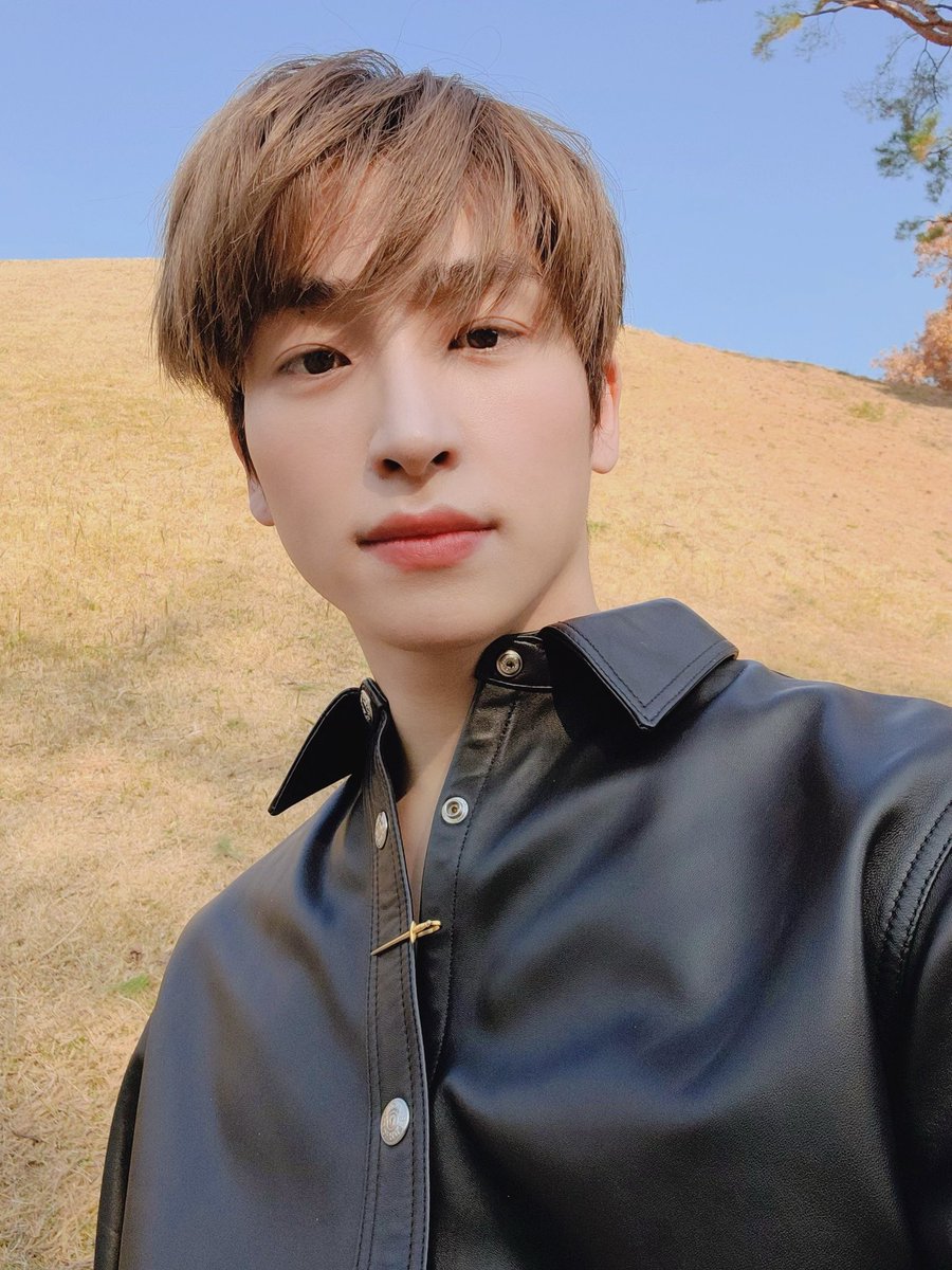 [#SANGYEON] Bom final de semana TheB! Espero que encontrem um lugar bonito e calmo pra conseguir descansar, e se cuidem por mim ❤️ eu e os meninos estamos meio sumidos, mas estamos preparando algo especial, então atenção pelo o que vem aí!