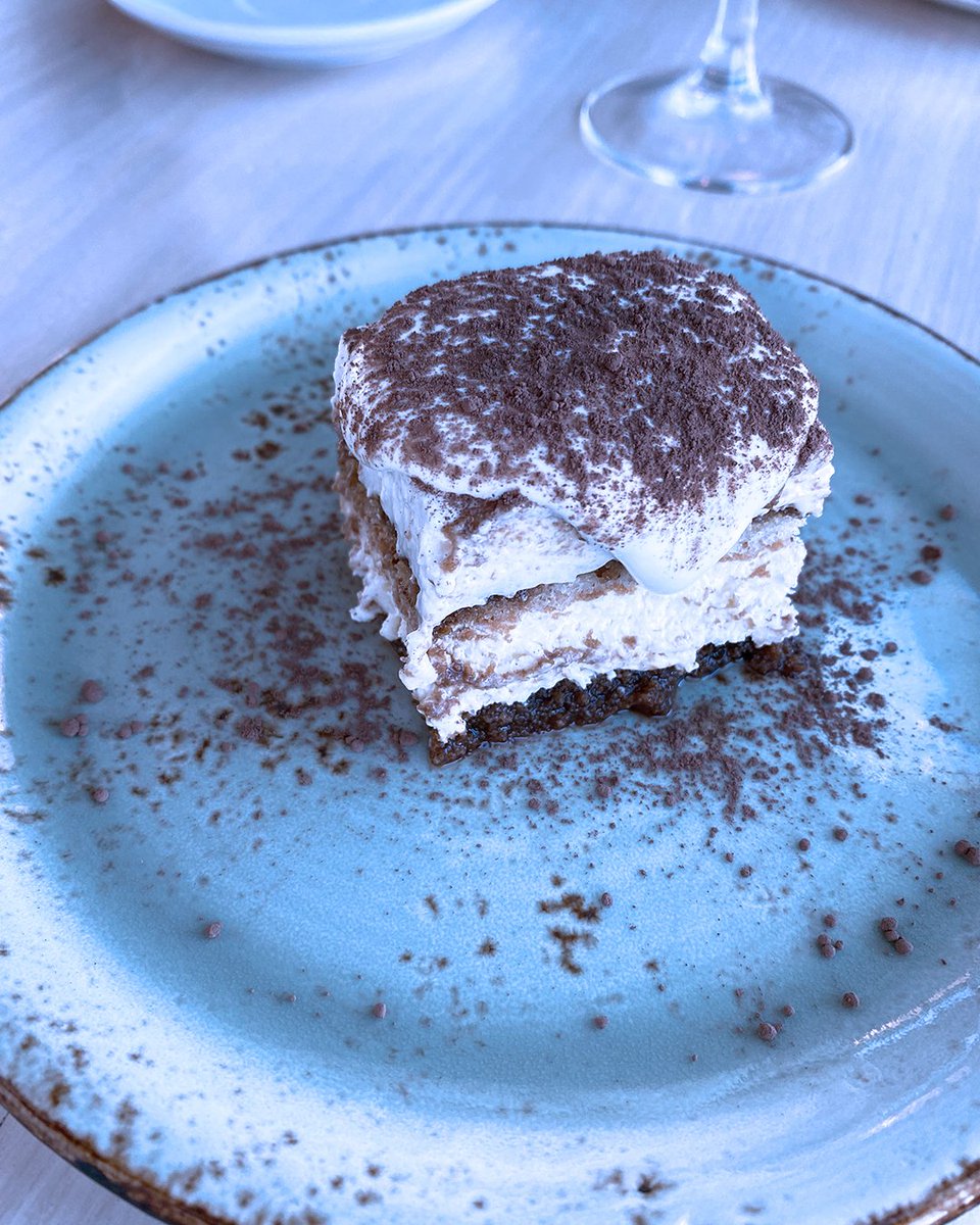 Que levante la mano a quién le apetece comer en Ginos 🙋😛Disfruta de su carta o de su menú. Os esperamos en Zielo