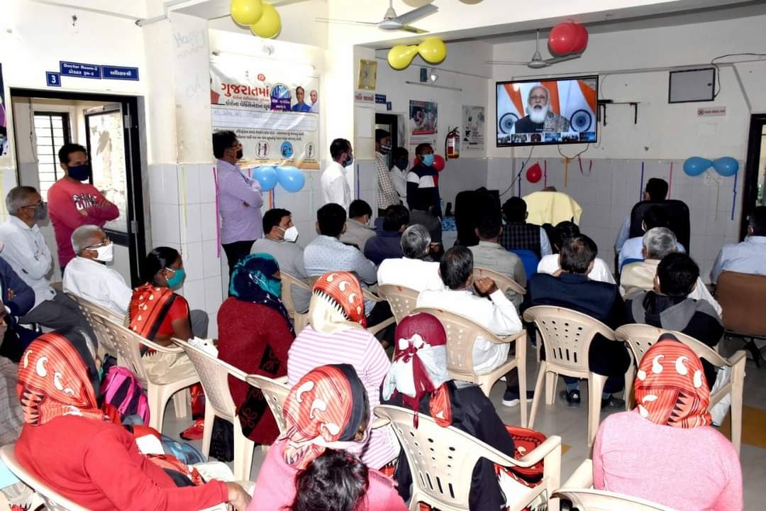 આજે ભીલડી સામૂહિક કેન્દ્ર ખાતે કલેકટરશ્રી બનાસકાંઠા અને જીલ્લા વિકાસ અધિકારીશ્રી બનાસકાંઠાની હાજરીમાં કોરોના વેક્સીન નો શુભારંભ કરાવ્યો.