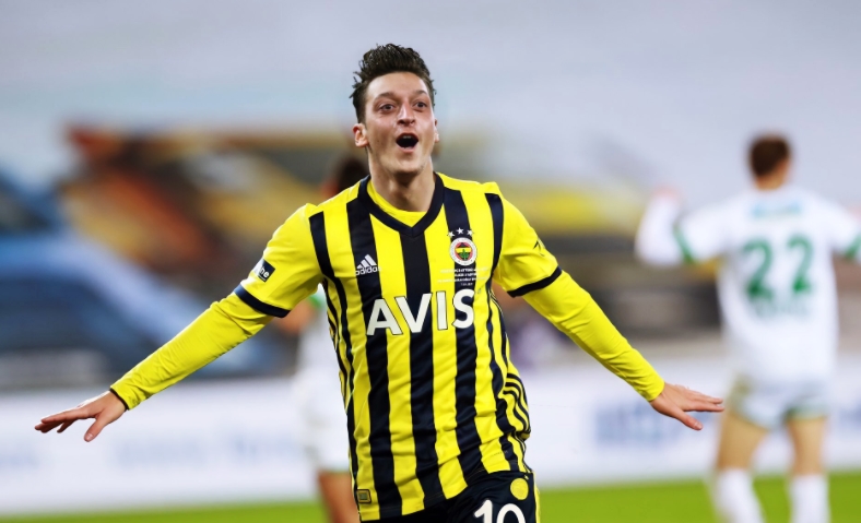 Geliyor, gönlümün efendisi...

@MesutOzil1088

#FenerbahçeMESUToluyor