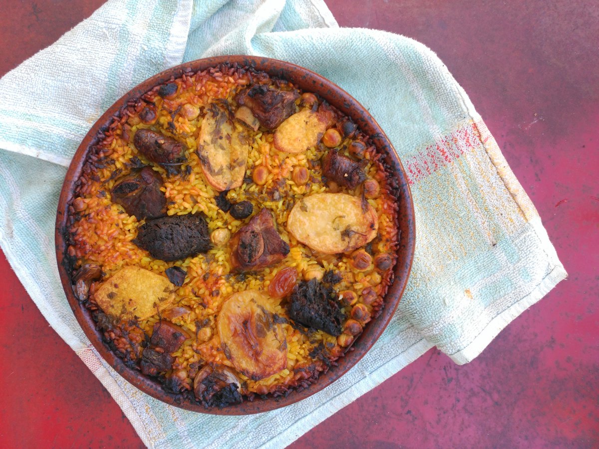 tastaldaci's tweet photo. Panets, rotllos o coques. Arròs al forn rossejat, fesolada... Demà arriba #SantAntoni. No podrem fer germanor al voltant d'una foguera, però el menjar típic no hi pot faltar. 

Volem saber quin menjar tradicional teniu per Sant Antoni del porquet. 🐖 Ens ho conteu? https://t.co/o4KPfHZ2U3