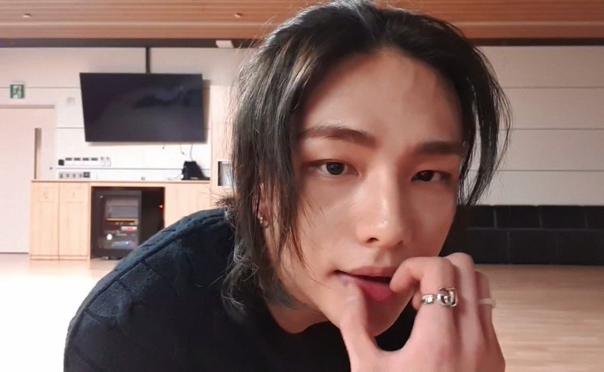 hyunjinpost's tweet photo. he's so fine https://t.co/Rtyh4Byy3a