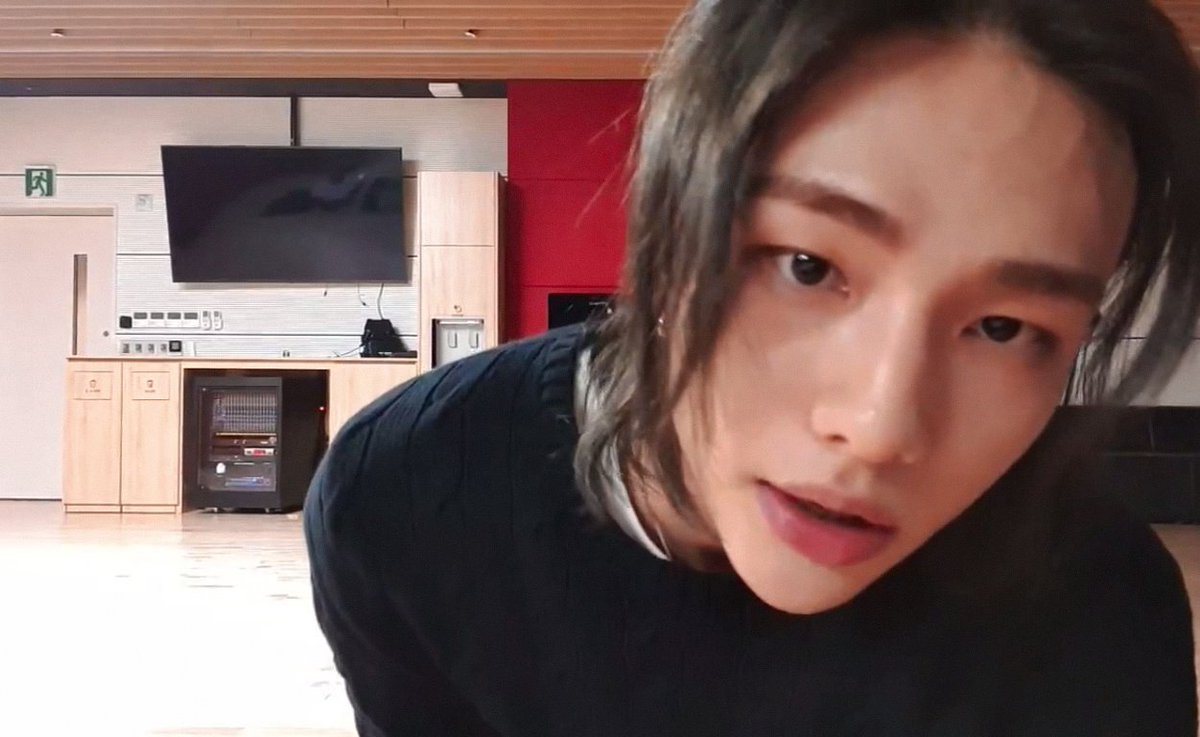 hyunjinpost's tweet photo. he's so fine https://t.co/Rtyh4Byy3a