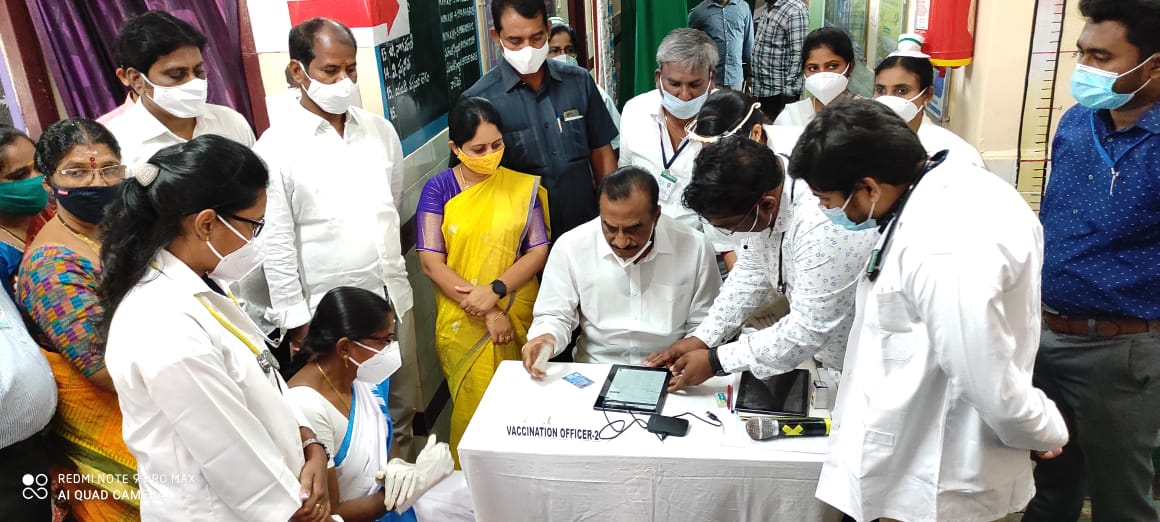 MLAVanamatrs's tweet photo. #Bhadradrikothagudem జిల్లా ప్రభుత్వ ప్రధాన ఆసుపత్రిలో Covid-19 వ్యాక్సిన్ ని లాంఛనంగా ప్రారంభించడమైంది. @TelanganaCMO కేసీఆర్ గారి ఆదేశాల మేరకు తగు జాగ్రత్త చర్యలతో వ్యాక్సిన్ ను వేయడమైంది. @MinisterKTR @KTRTRS @Eatala_Rajender @MPnama @SeethaTRS @puvvada_ajay @Collector_BDD https://t.co/7MVn1Fj8vy