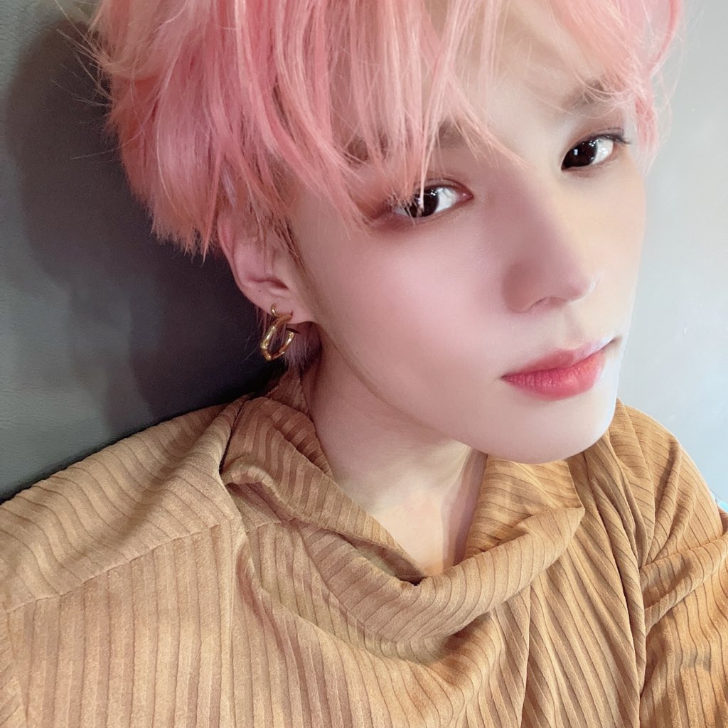 96_on's tweet photo. 왤케 하얘 말랑카우야 https://t.co/UxCQnBGJCm
