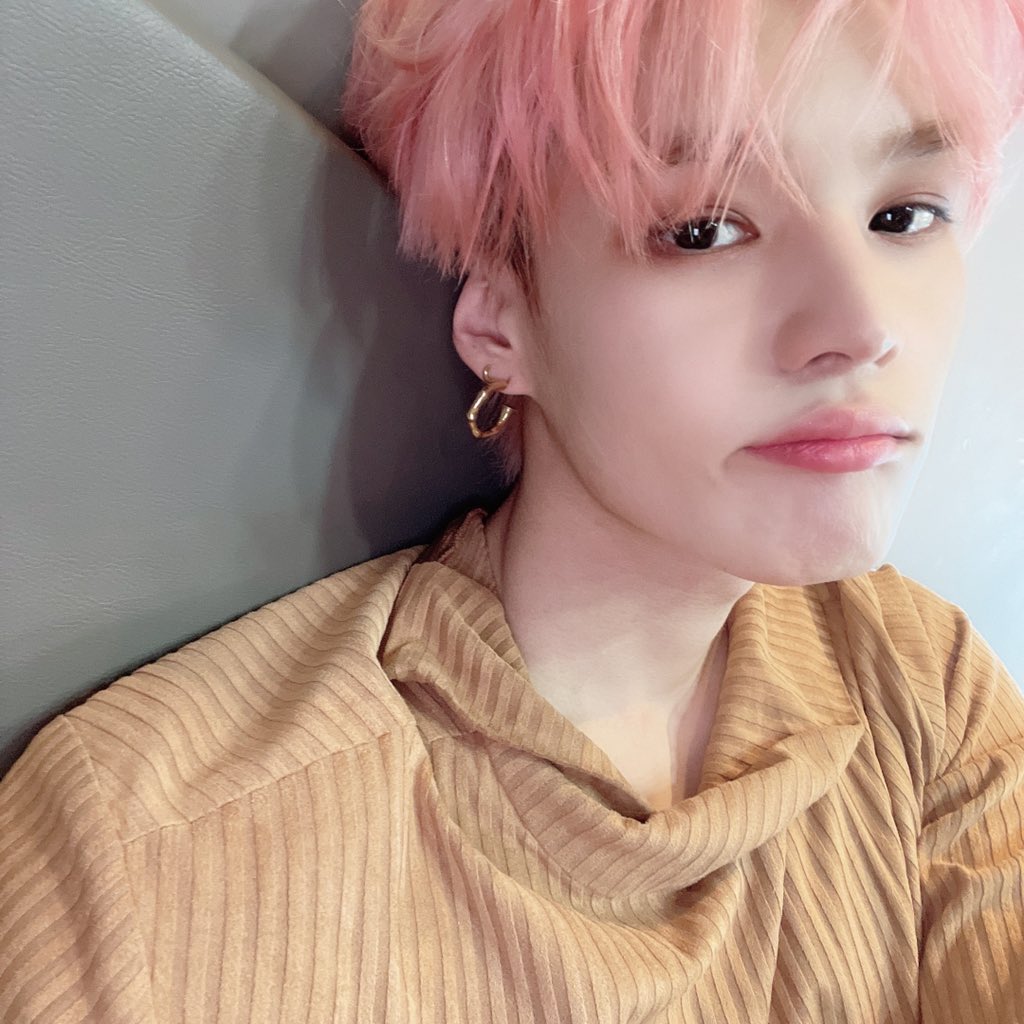 96_on's tweet photo. 왤케 하얘 말랑카우야 https://t.co/UxCQnBGJCm
