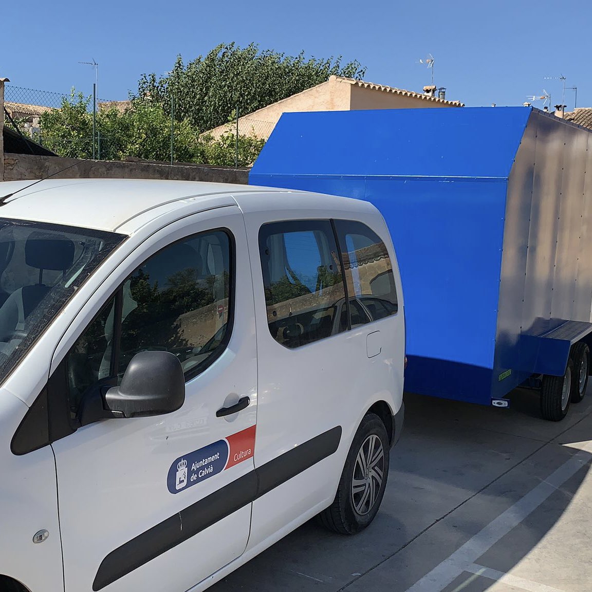 GegantersCalvia's tweet photo. 🙋‍♀️🙋🏽‍♂️ Ei! Fa uns mesos que ja podem 🚛 viatjar de manera segura��️

😍 Gràcies a @_Calvia per adquirir aquest remolc 🙌 Les figures festives calvianeres vos ho agrairan molt. 

#CalviàGegant https://t.co/VS5wTvgMPo
