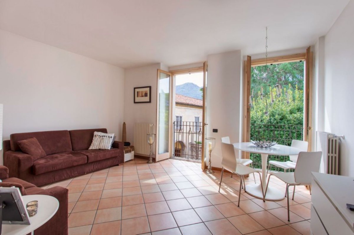 ItalyMagazine's tweet photo. Looking for the perfect vacation home in Italy? Our #propertyoftheweek is a lovely one bedroom apartment with balcony, private parking space and use of a communal garden. It is located just a two-minute walk from all amenities at Lenno (Lombardy). https://t.co/PwqGtFM9X1 https://t.co/S6NcI5nwzB