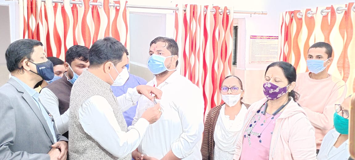 #LargestVaccineDrive
#Covishield@#1st Dose Vaccinated..in presens of <a href="/ChaudhryShankar/">Shankar Chaudhary</a> Sir. 
Thanks a lots <a href="/narendramodi/">Narendra Modi</a>
<a href="/CMOGuj/">CMO Gujarat</a> <a href="/PMOIndia/">PMO India</a> <a href="/CBanaskantha/">CDHO BANASKANTHA</a>