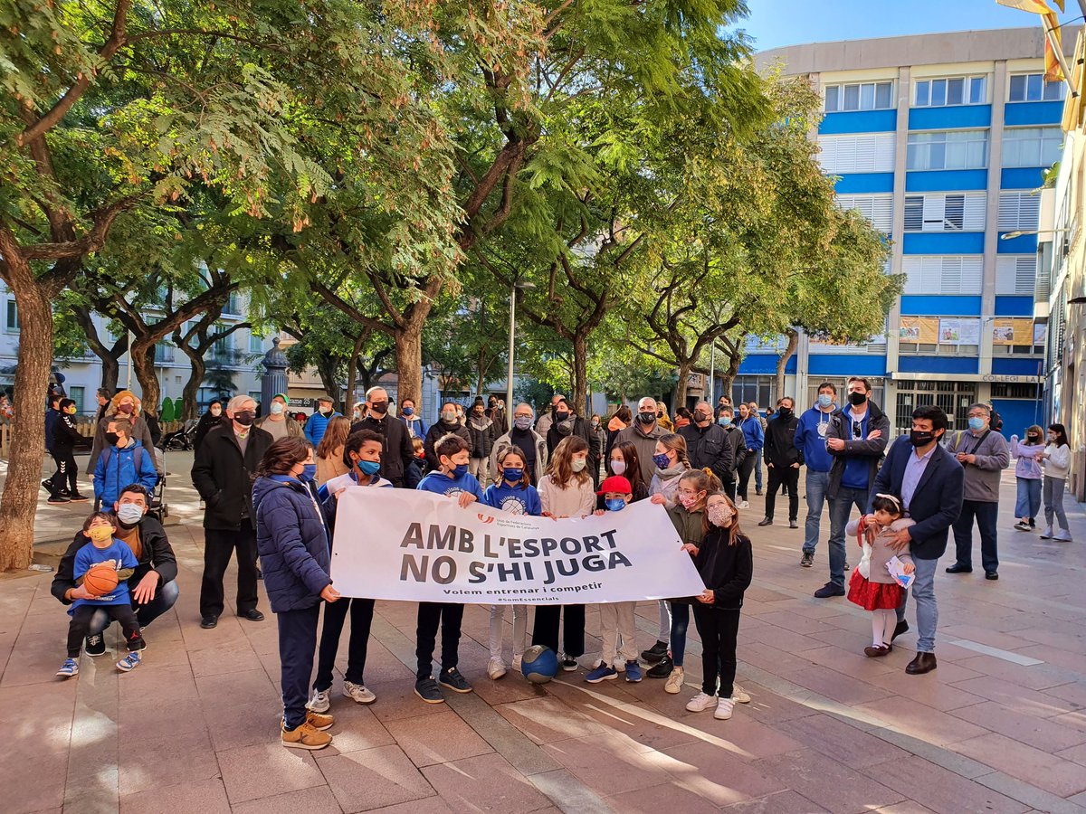 BasquetLldG's tweet photo. Avui diem #JaNhiHaProu. Estem cansats de fer tants esforços per res. Ens hem adaptat a totes les mesures i protocols (que no son pocs), participem en un estudi fent tests d'antígens cada 15 dies (+ de 400 fets..cap positiu), refem horaris i busquem espais..PROU!! #totssomblaus https://t.co/WPirdalEVj