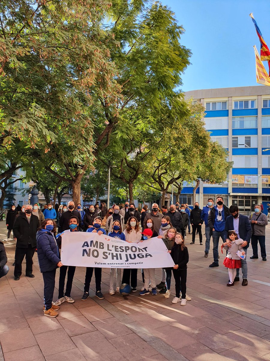 BasquetLldG's tweet photo. Avui diem #JaNhiHaProu. Estem cansats de fer tants esforços per res. Ens hem adaptat a totes les mesures i protocols (que no son pocs), participem en un estudi fent tests d'antígens cada 15 dies (+ de 400 fets..cap positiu), refem horaris i busquem espais..PROU!! #totssomblaus https://t.co/WPirdalEVj