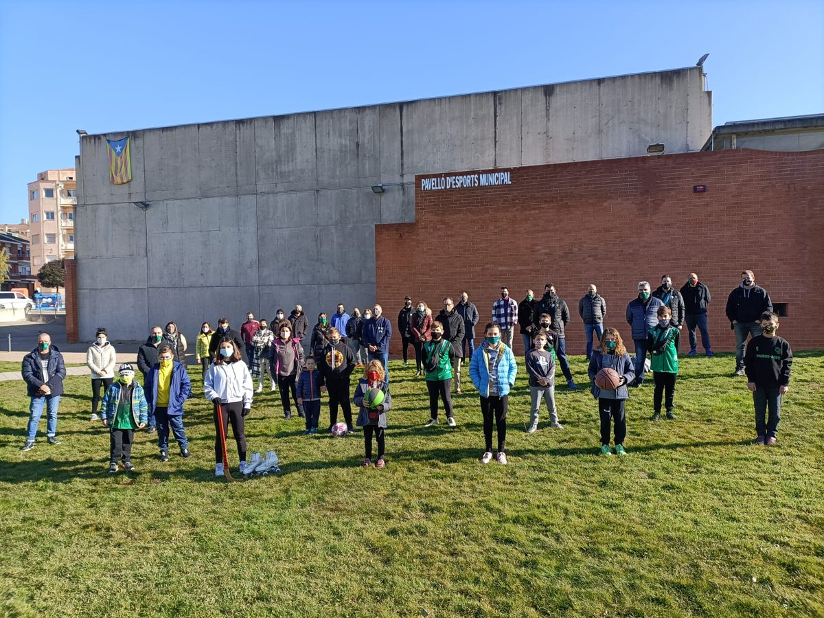 Mariuslife's tweet photo. Acte de protesta @JanhihaProu5 davant del pavelló de Sant Fruitós de Bages
@asfebasquet @EBSantFruitos @sfescolafutbol @fcfruitosenc 
#esportéssalut #volementrenar https://t.co/0cz6Sx8BHz
