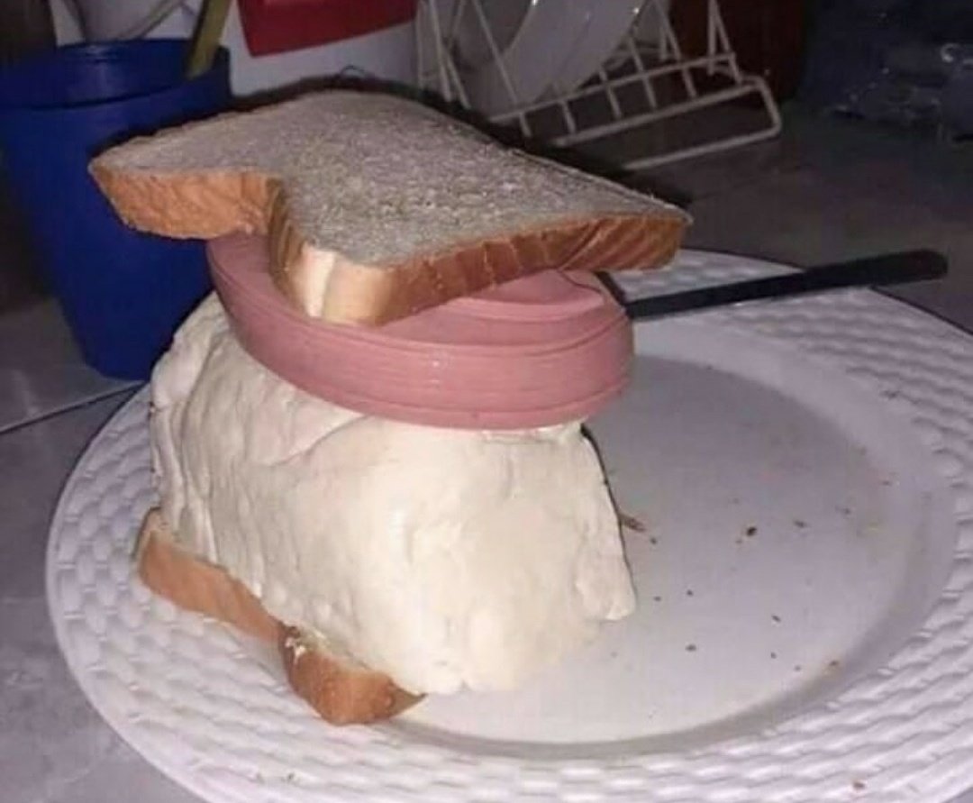 Yo a las 2 de la mañana preparándome un sanguchito sencillo ajajaj