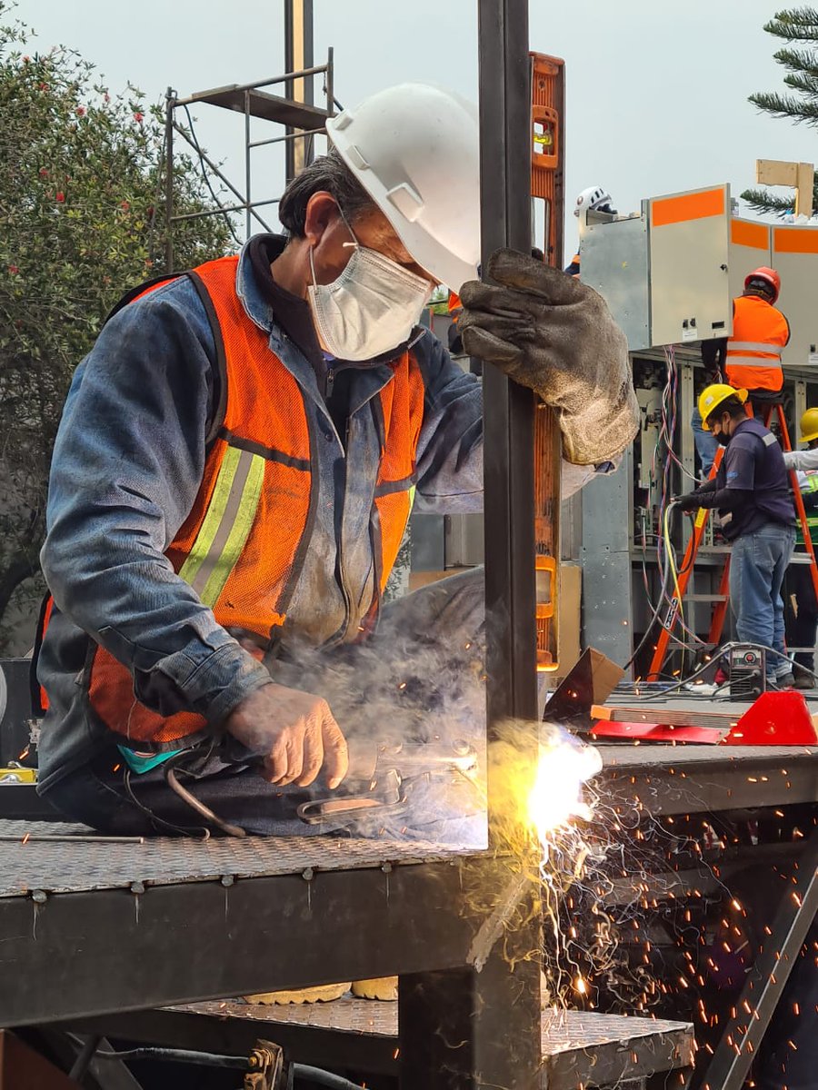De forma ininterrumpida 24/7, se realizan los trabajos para la habilitación del Puesto Central de Control de Energía Emergente, el cual suministrará a las Línea 1, 2 y 3 del #MetroCDMX. #FuerzaMetro