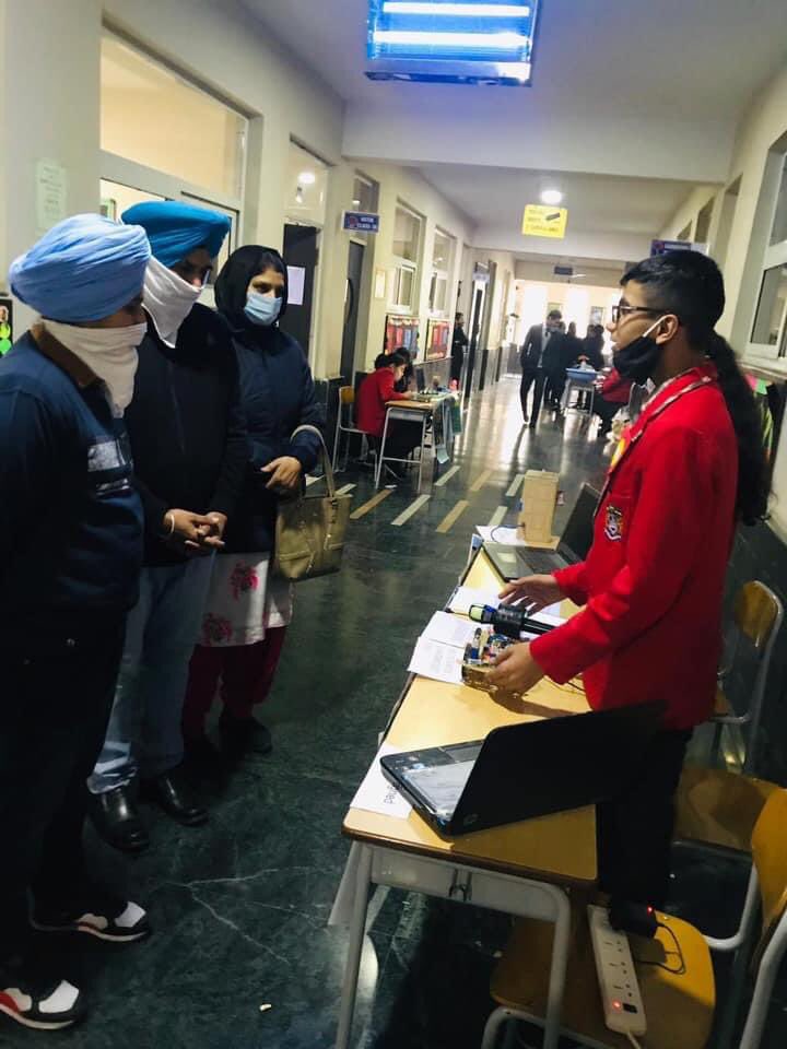 dassnbrown's tweet photo. #ATL Tinker fest

Students of #DBS represented their ideas and projects #impactfully and  #innovatively touching upon the surrounded problems with the best solutions.

#14Hardware and #6software projects were displayed in the fest. 
Budding_ engineers_ scientists https://t.co/hDhJyOwHyB
