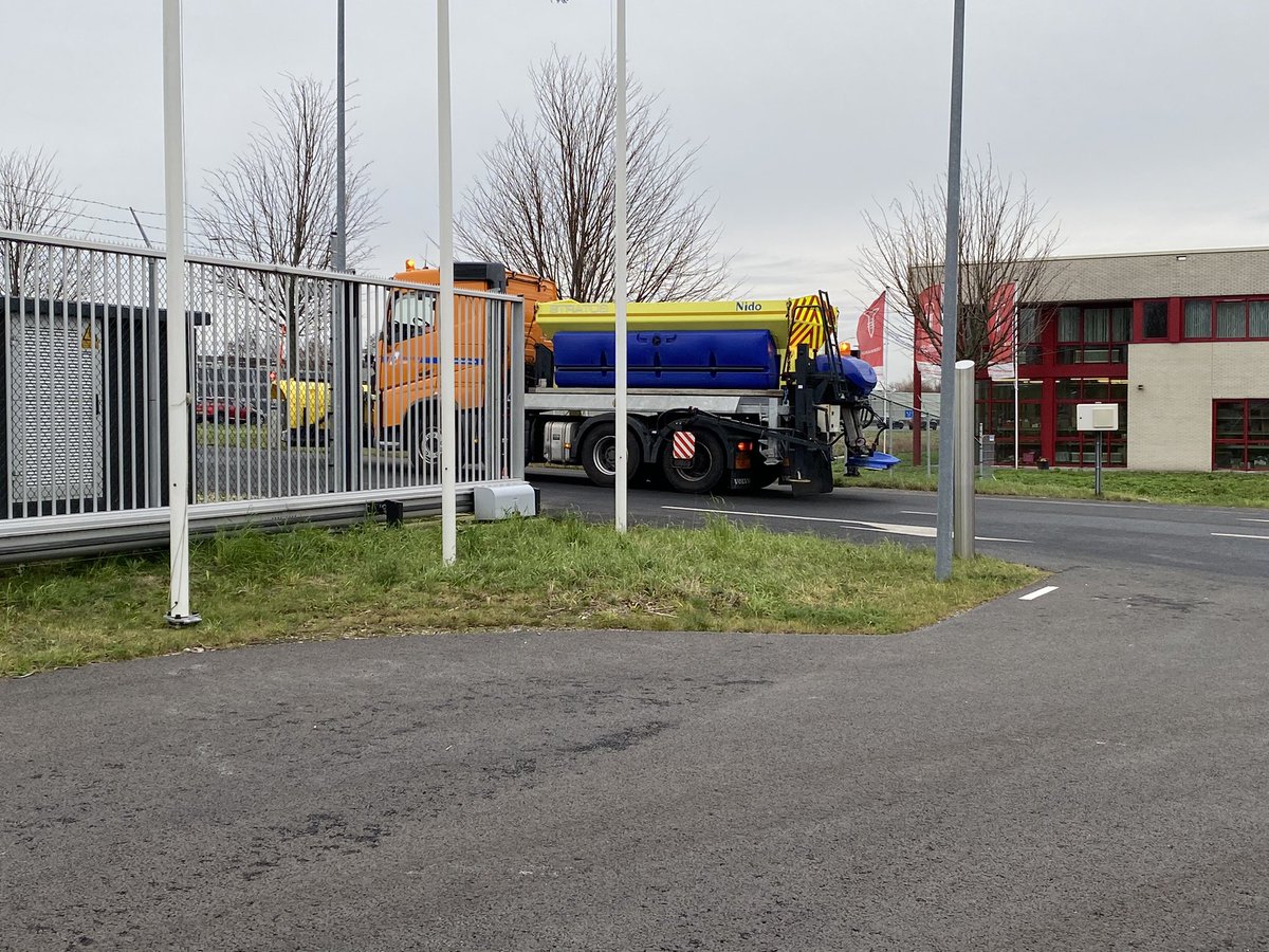 VermeulenGroep's tweet photo. Zaterdag in vrijwel het hele land sneeuw, code geel vanwege gladheid. We staan gesteld. In afwachting van de eerste #sneeuw. 
Gladheidsbestrijding voor @Rijkswaterstaat @zuid_holland https://t.co/m0UqHBBbRw