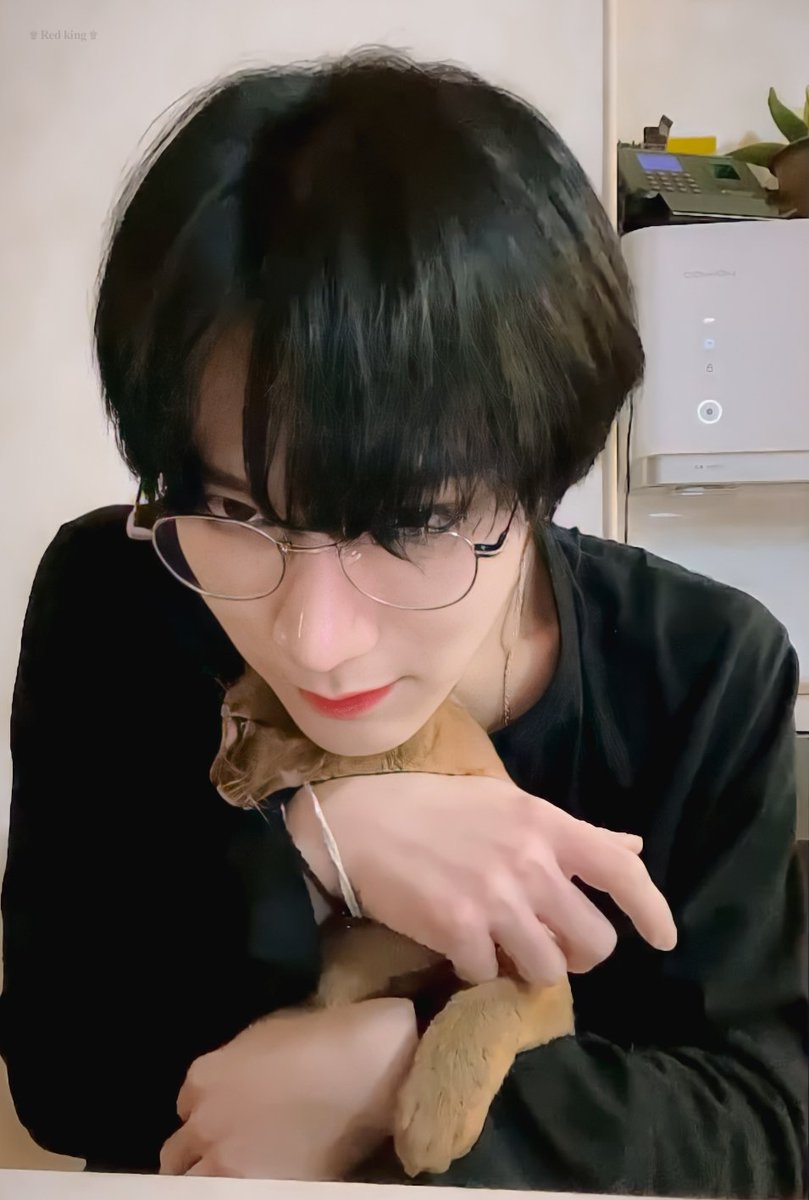 ID_amploy's tweet photo. ปะป๊ากับคูมลูกสุดน่ารัก ♥️😳🐱

#TEN #李永钦 #텐 #TENChittaphon #เตนล์  #tenlee_1001 https://t.co/BYl3Fi1mR5