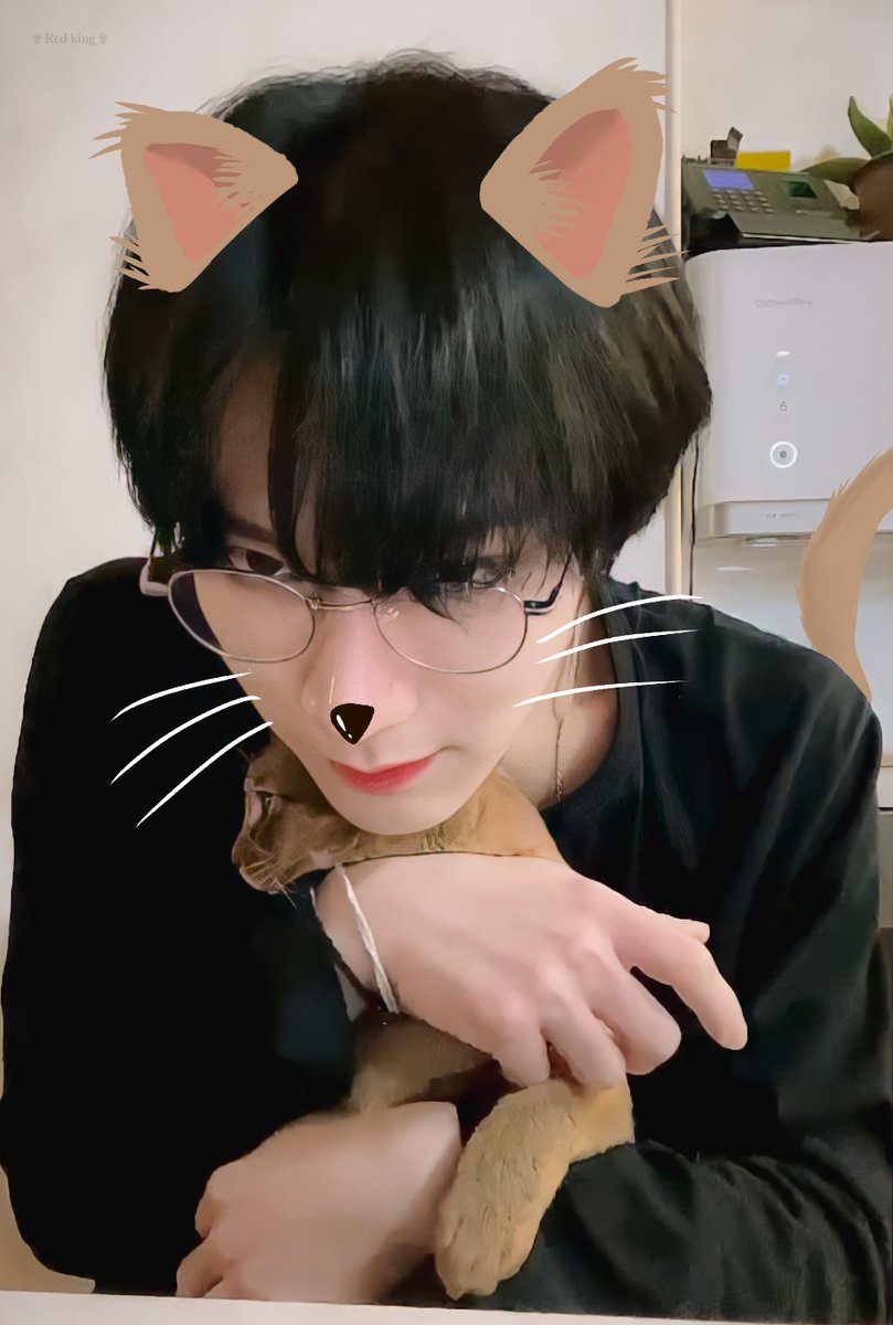 ID_amploy's tweet photo. ปะป๊ากับคูมลูกสุดน่ารัก ♥️😳🐱

#TEN #李永钦 #텐 #TENChittaphon #เตนล์  #tenlee_1001 https://t.co/BYl3Fi1mR5