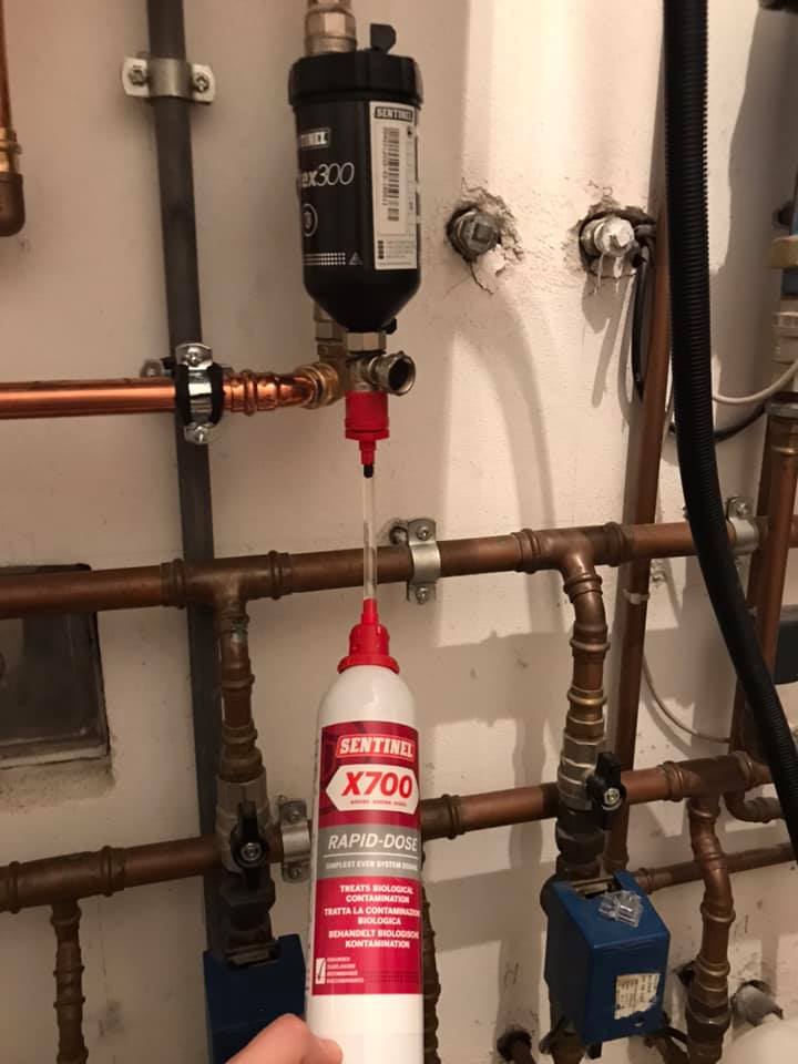 SentinelSol's tweet photo. Immettere #X100 #RapidDose è facile sempre, è un attimo se c’è il filtro #Vortex già installato: così la protezione dell’impianto è chimica con l’inibitore e fisica col defangatore! #SentinelSolutions #caldaiaacondensazione #termoidraulica #riscaldamento #caldaia #riscaldamento https://t.co/jrChXf4F0P