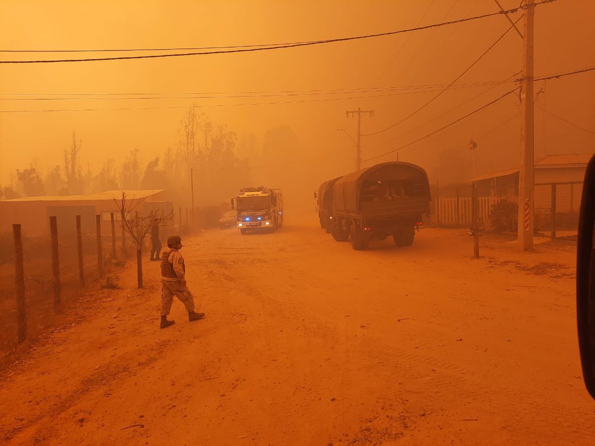 Las autoridades solicitaron a cerca de 25.000 personas que evacúen sus hogares en la comuna de Quilpué, en la región de Valparaíso, Chile, ante un incendio forestal que afecta al menos a 400 hectáreas de pino y arbolado nativo, al interior de la Reserva Nacional Lago Peñuelas.