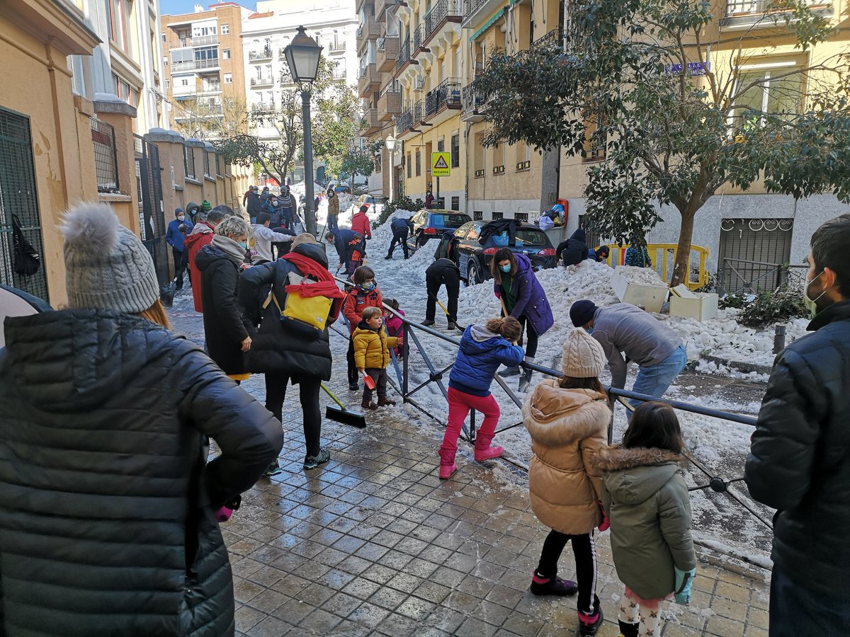 Familias del <a href="/AdelosRios1933/">CEIP. Amador de los Ríos</a> despejando los accesos al Colegio Público del barrio de la Fuente del Berro, distrito Salamanca, Madrid, el 16 de enero de 2021.