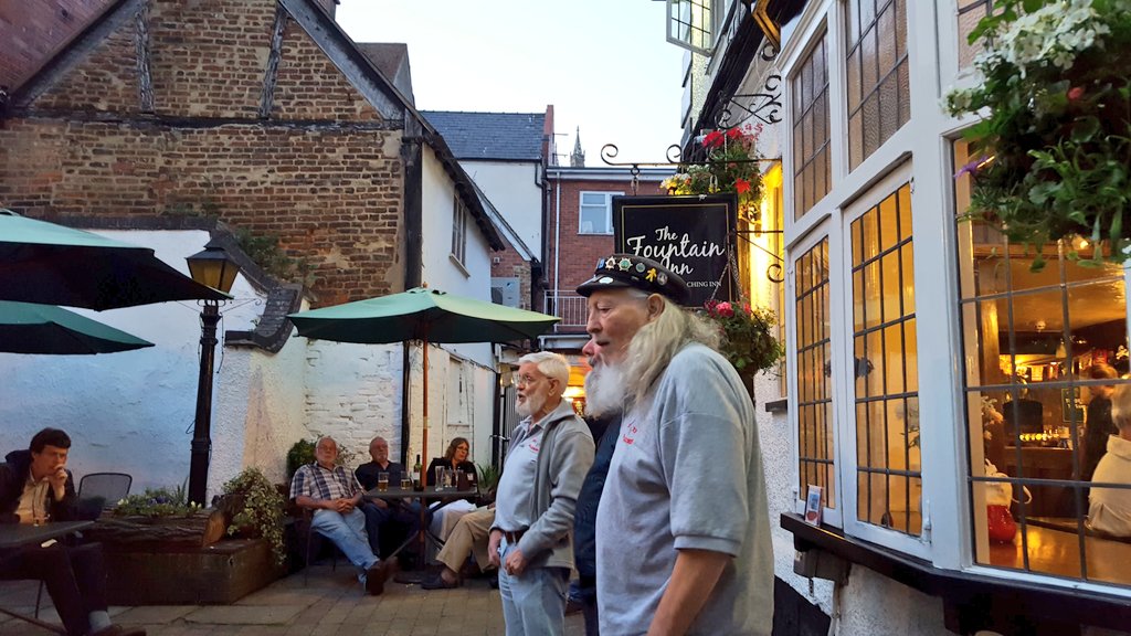 Normal life craving #1074, listening and participating in <a href="/Glosshantyfest/">Gloucester Shanty Festival</a> with the sun going down and a pint in hand <a href="/fountainglos/">The Fountain Inn</a> 🎵 #Gloucester