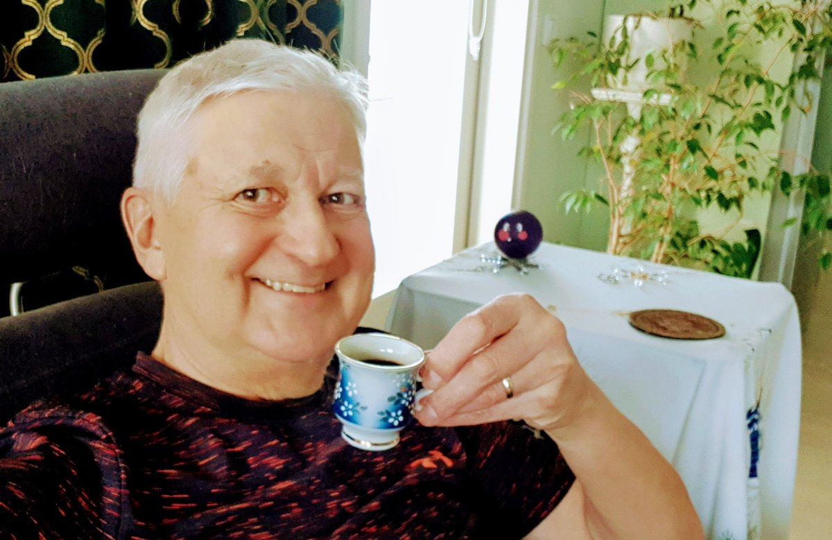 somevaari's tweet image. Kuten Harri Holkeri aikoinaan, minäkin juon nyt kahvia. 
Olenko siis  valtiomiesainesta? 😉
#päiväkahvi #pienetilot