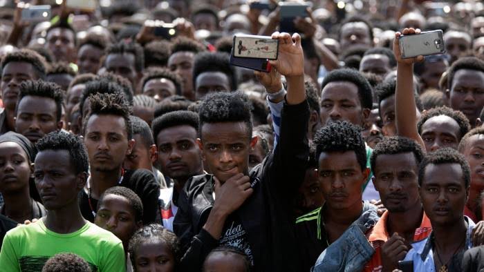 Kamu pernah mikir gitu juga ga? Bagi gue, wajah-wajah di kerumunan kayak gini pada mirip. Iya, memang tipikal wajah ras tersebut.Tapi apakah ini tentang kekhasan wajah atau tentang cara gue (yg bukan berasal dari ras tsb) mempersepsikan wajah dari ras lain? 